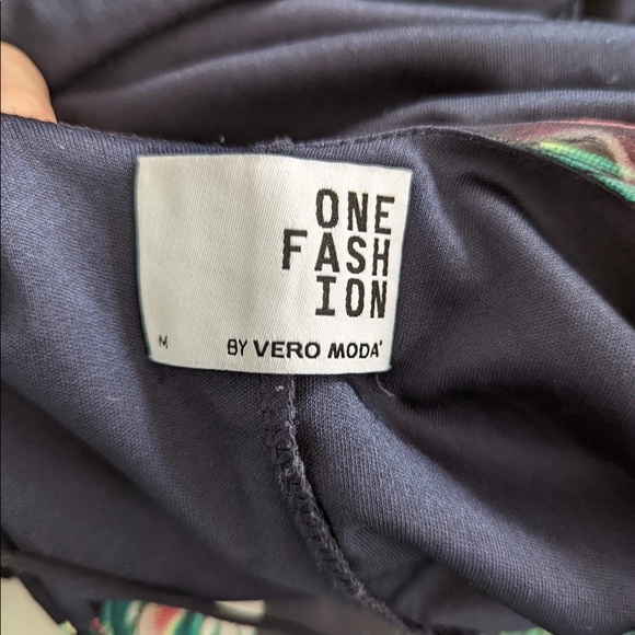 Beautiful dress with round neck and thin straps with fluid fabric and lined - Picture 6 of 10